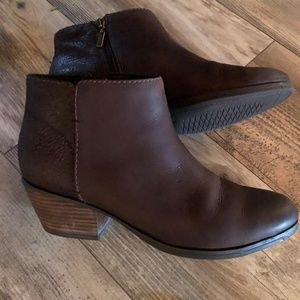 Women's size 8 1/2 M Clarks short boots